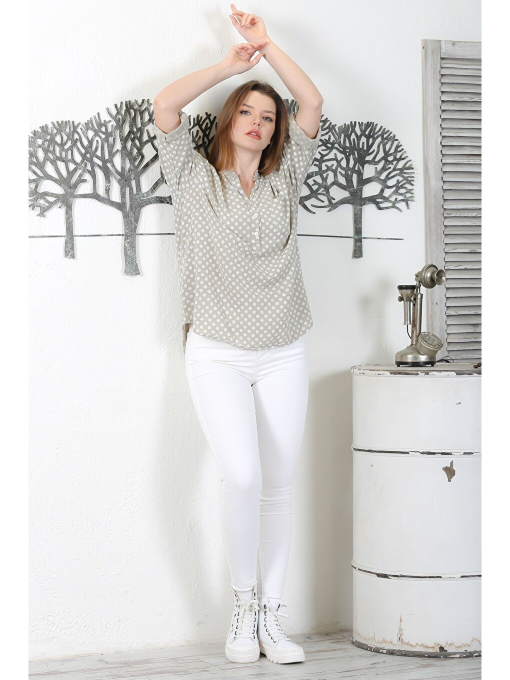 Bej İtalyan Vizon Hakim Yaka Düğmeli 3/4 Kol Puantiyeli Cepli Casual Arkası Uzun Dokuma Bluz 65 63-5