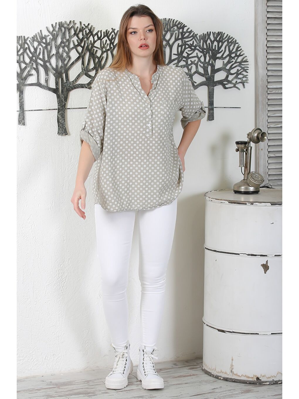 Bej İtalyan Vizon Hakim Yaka Düğmeli 3/4 Kol Puantiyeli Cepli Casual Arkası Uzun Dokuma Bluz 65 63-6