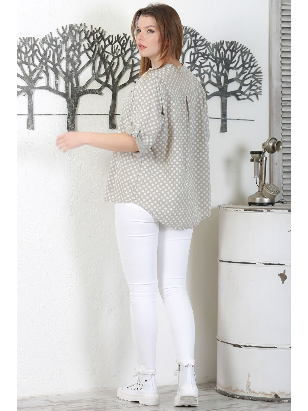 Bej İtalyan Vizon Hakim Yaka Düğmeli 3/4 Kol Puantiyeli Cepli Casual Arkası Uzun Dokuma Bluz 65 63-7