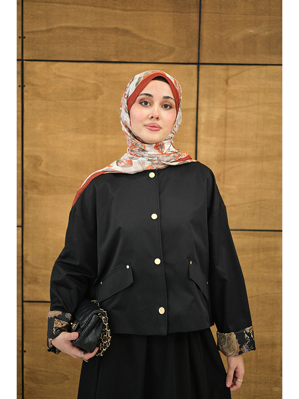 Kadın Bisiklet Yaka Astarı Desenli Çıtçıtlı Regular Gabardin Kısa Trenç Siyah-3