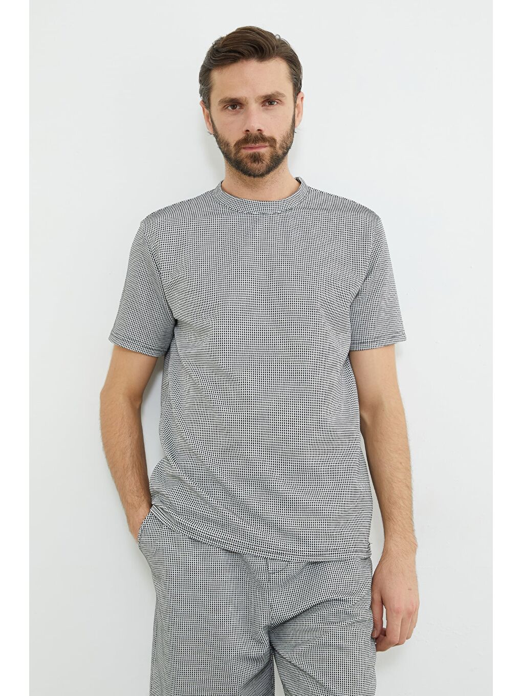 Beyaz Pötikare Desenli Bisiklet Yaka Tişört-1