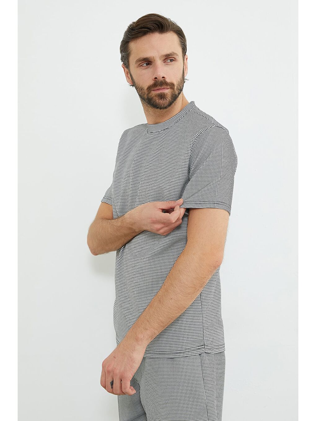 Beyaz Pötikare Desenli Bisiklet Yaka Tişört-2