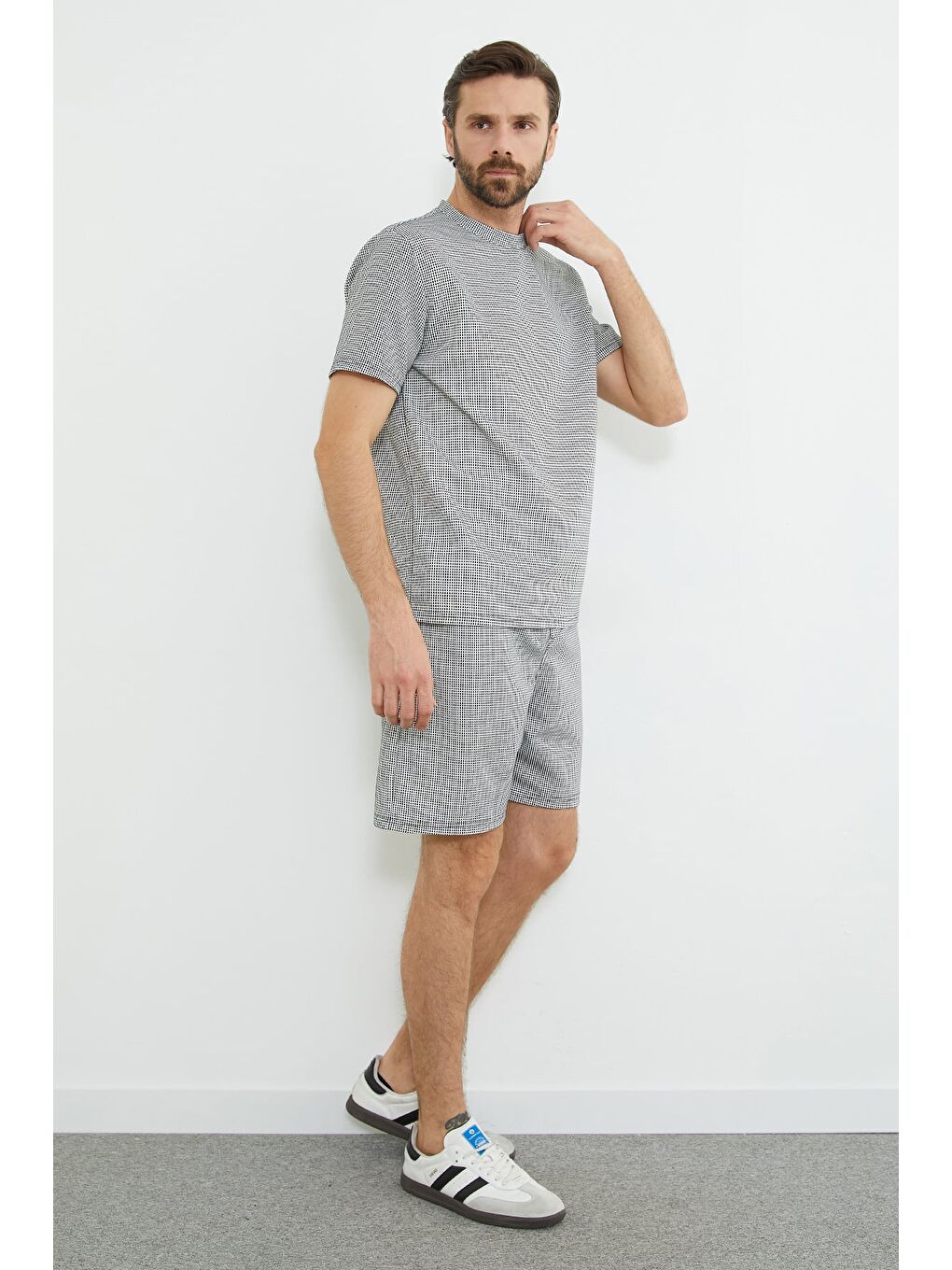 Beyaz Pötikare Desenli Bisiklet Yaka Tişört-3