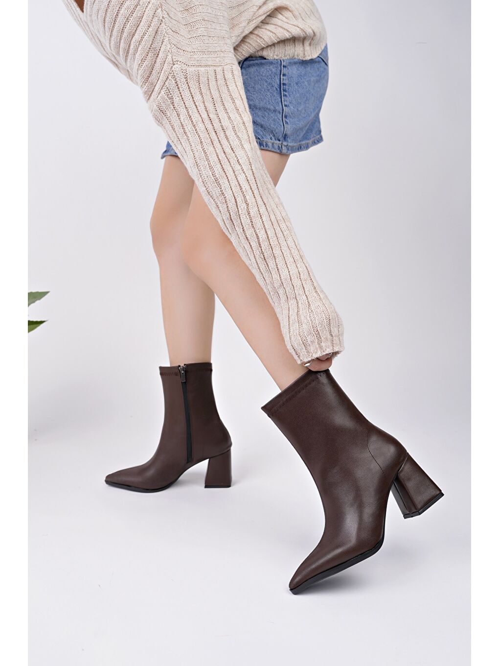 Kahverengi CODİ Sivri Burun Kalın Topuklu Fermuarlı Kadın Bot-4
