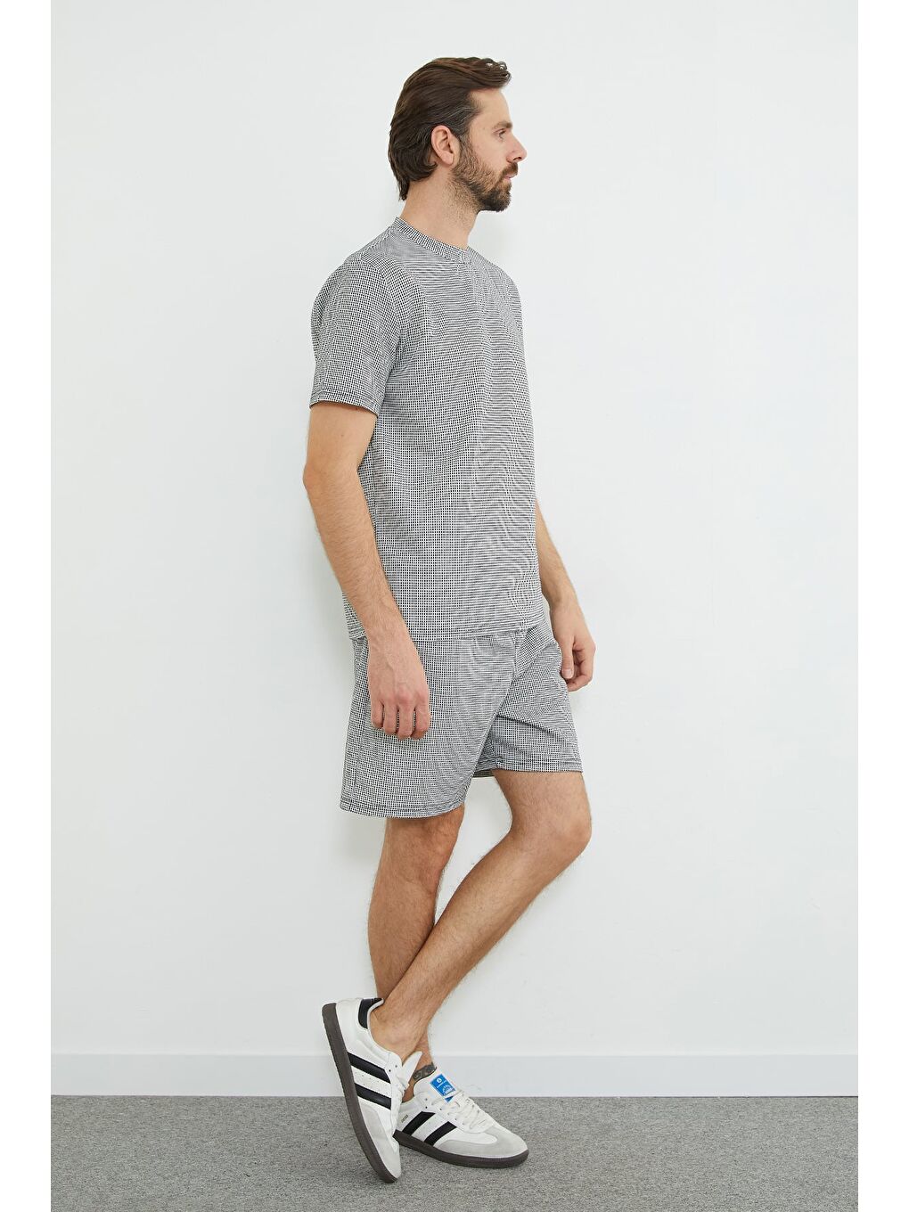 Beyaz Pötikare Desenli Bisiklet Yaka Tişört-4