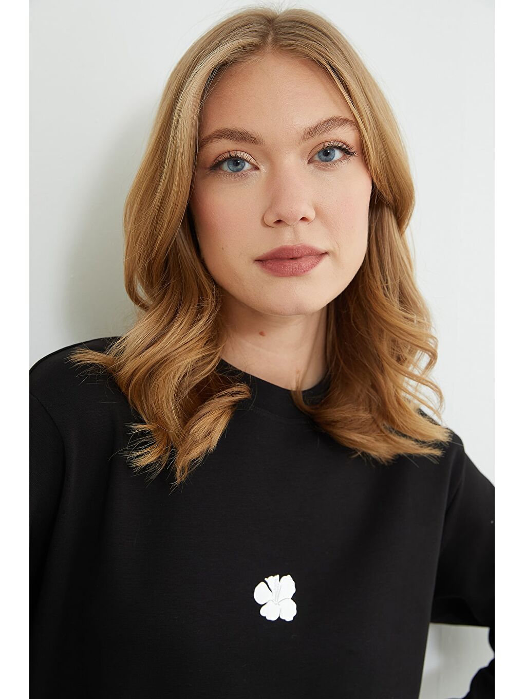 Siyah Fullamodest Lotus Çiçeği Kabartmalı Oversize Tunik-1