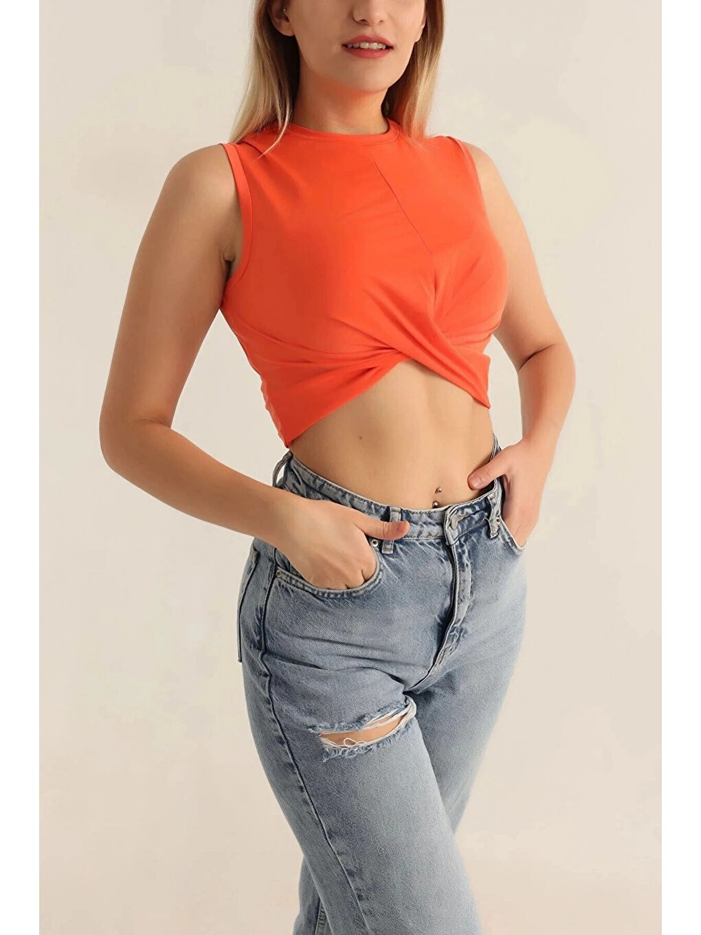 Turuncu Kadın Oranj Önü Düğümlü Bisiklet Yaka Sıfır Kol Elastanlı Crop Bluz HZL23S-SND120181