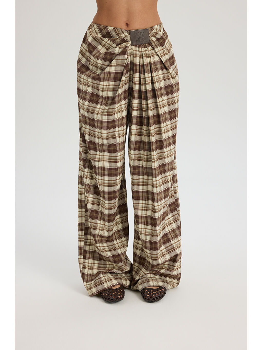 Kahverengi Corvin Pile Detaylı Dökümlü Kahve Ekose Pantolon-3