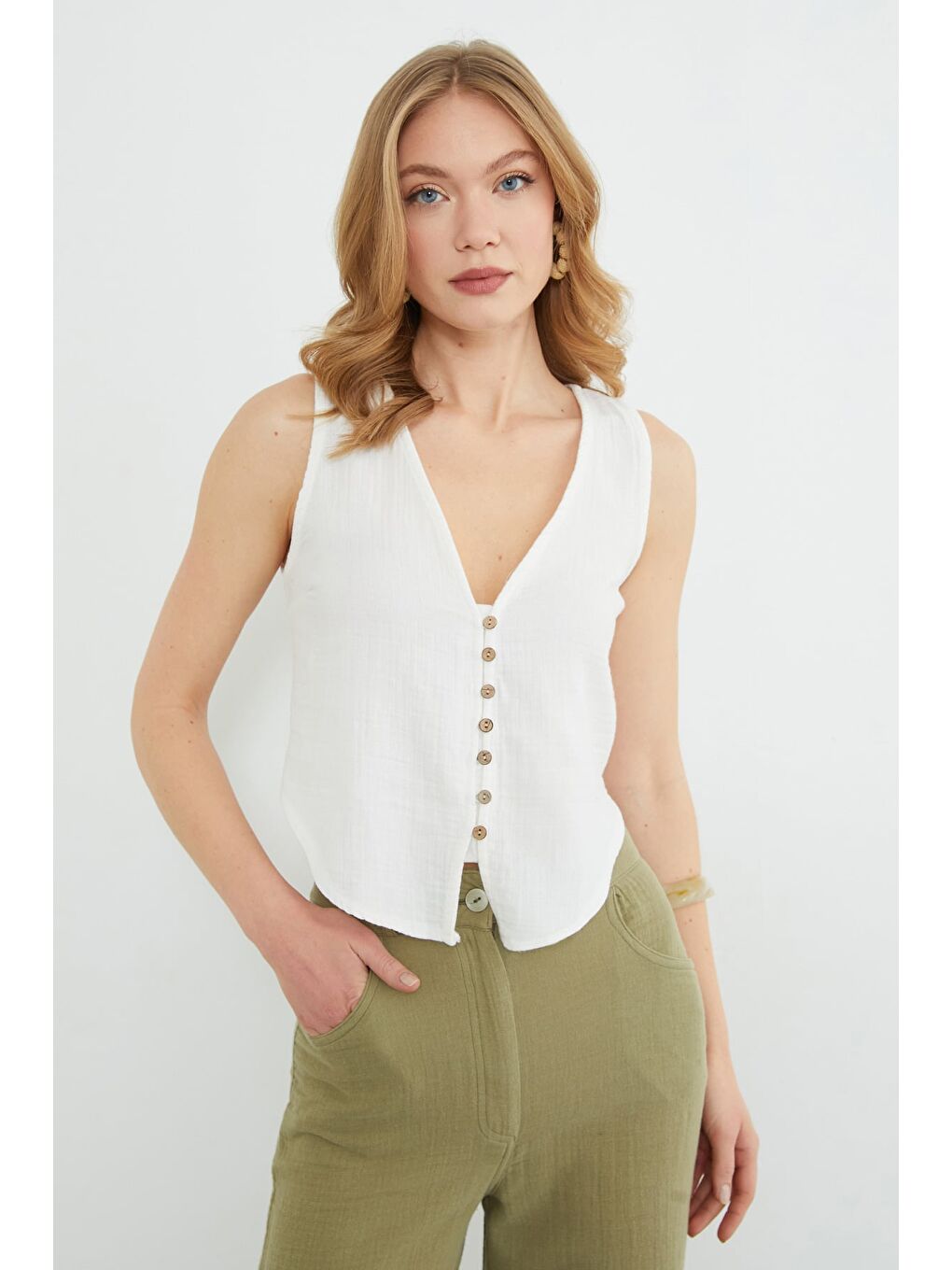 Beyaz Düğmeli V Yaka Müslin Kumaş Yelek