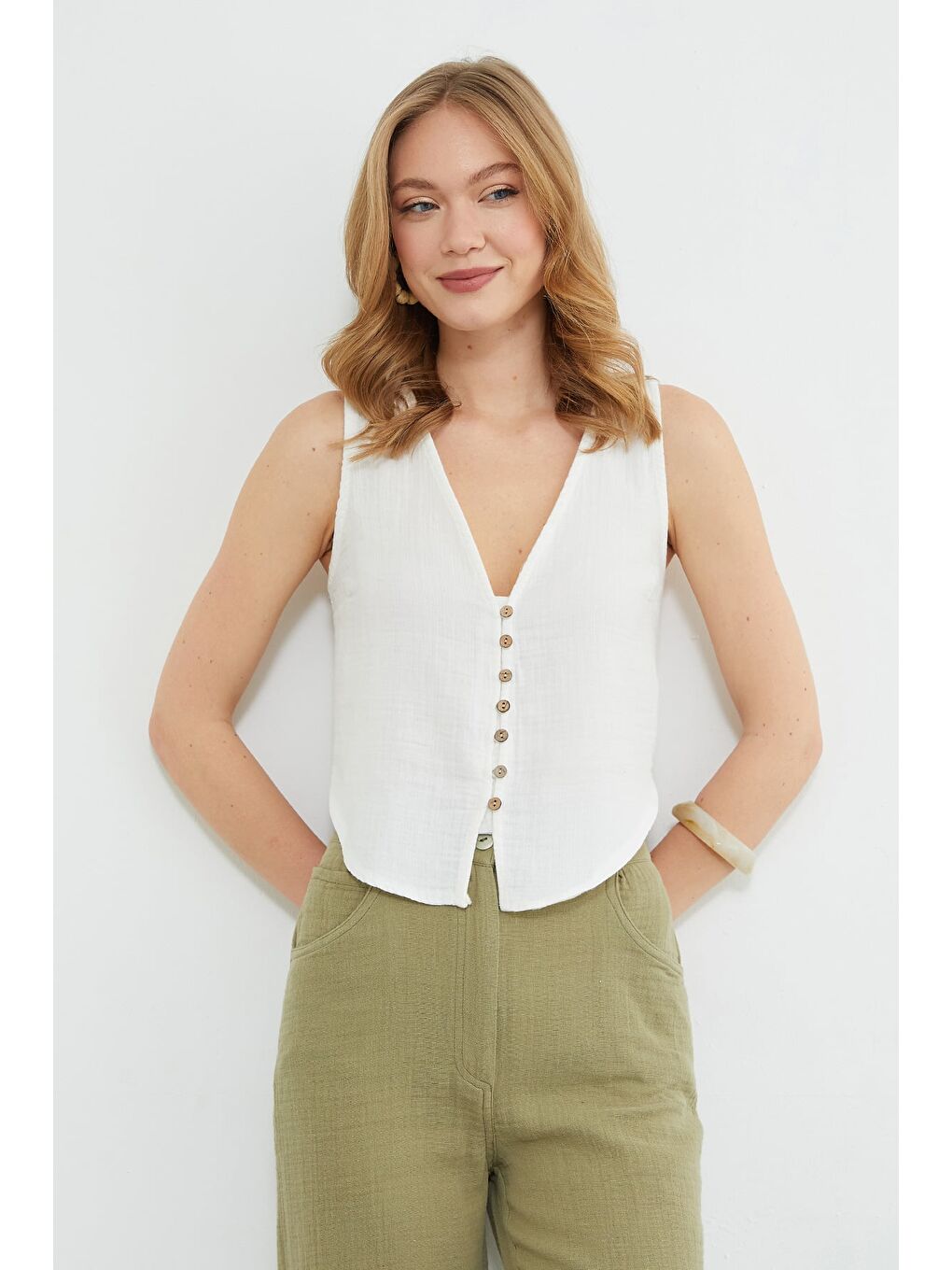 Beyaz Düğmeli V Yaka Müslin Kumaş Yelek-4