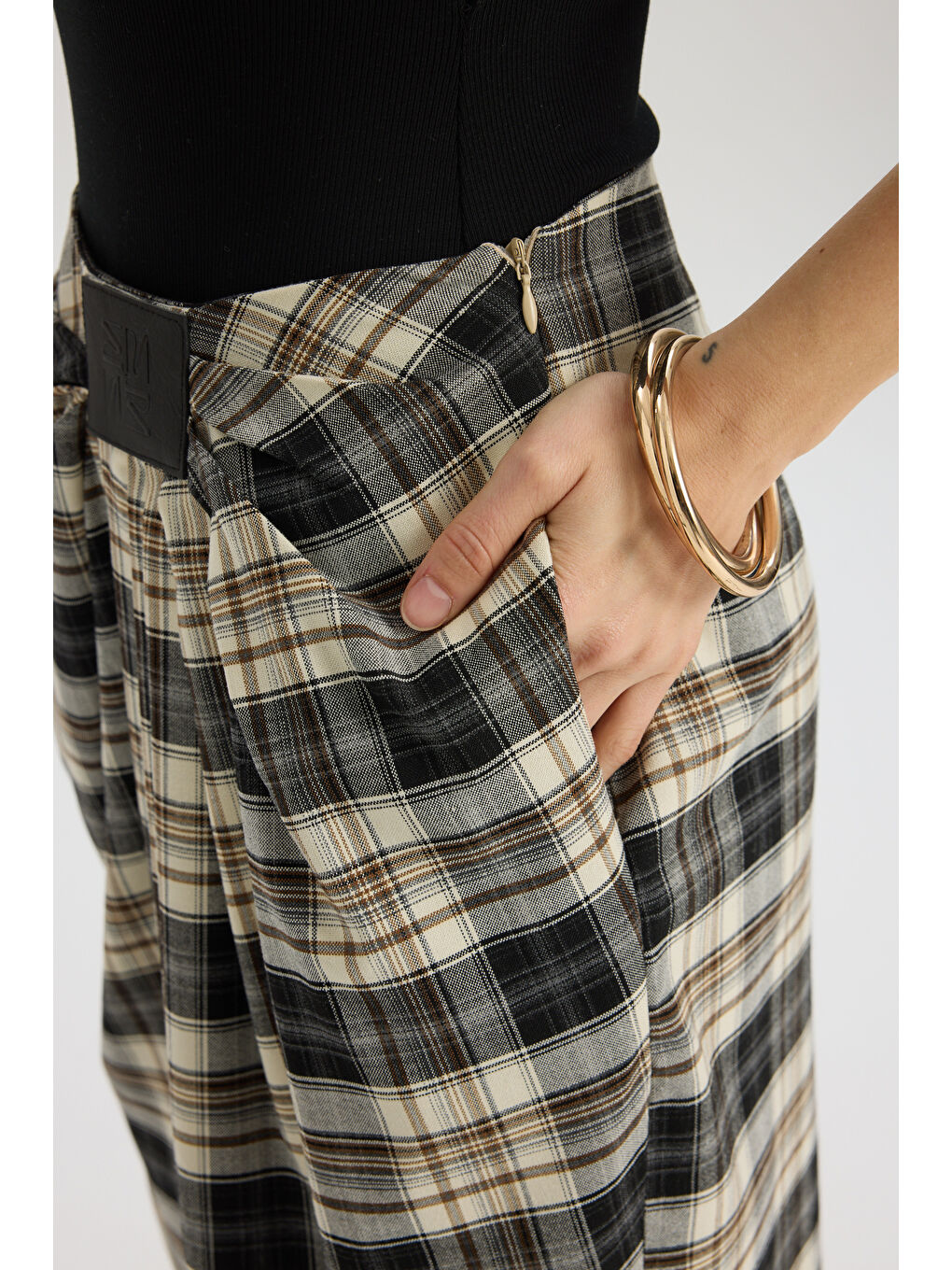 Corvin Pile Detaylı Dökümlü Siyah Ekose Pantolon-7