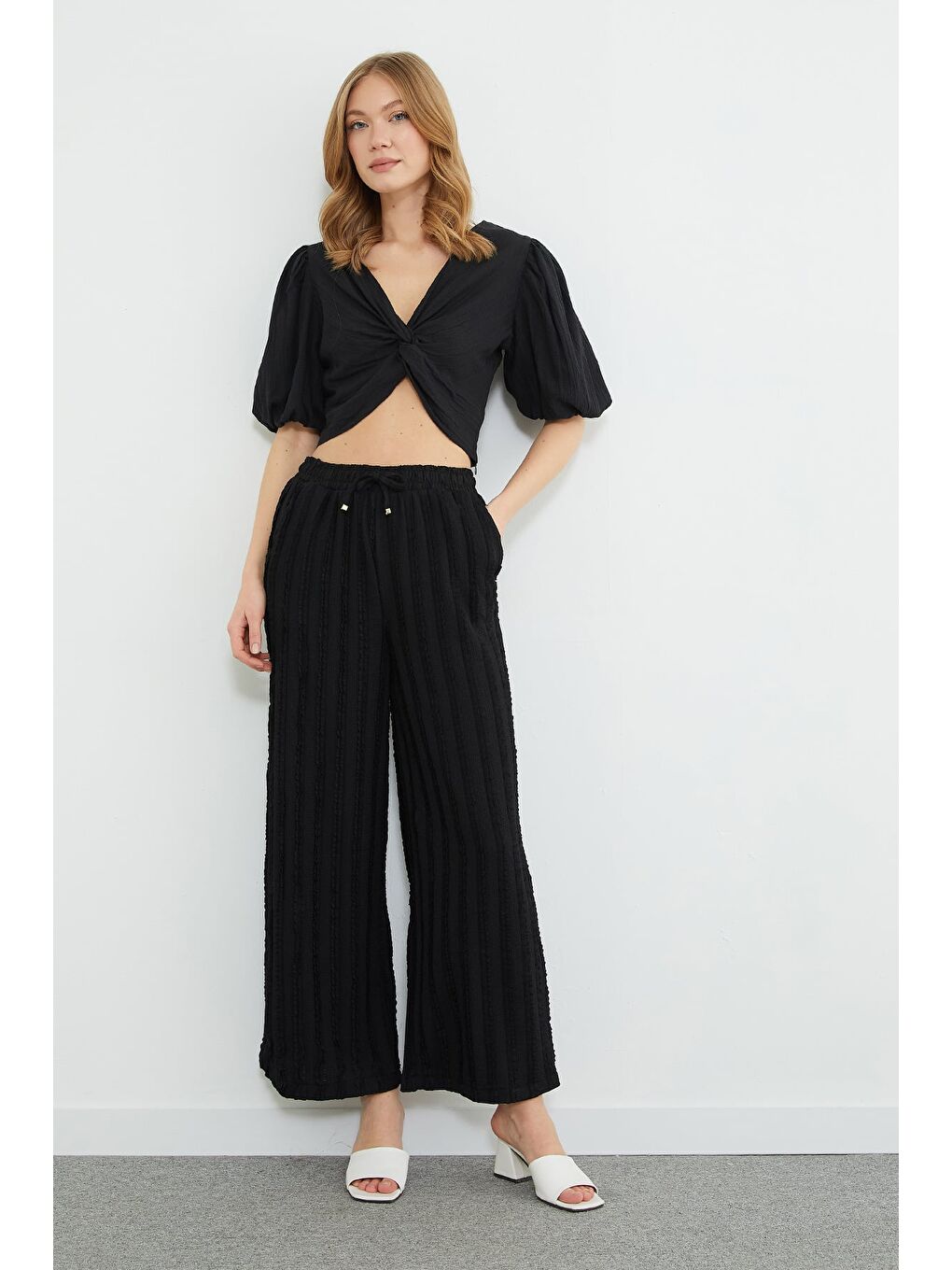 Siyah Beli Lastikli Krep Kumaş Cepli Pantolon-1