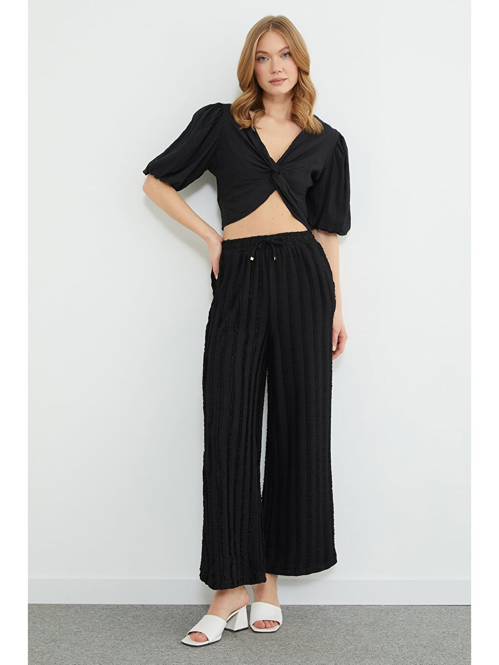 Siyah Beli Lastikli Krep Kumaş Cepli Pantolon-3