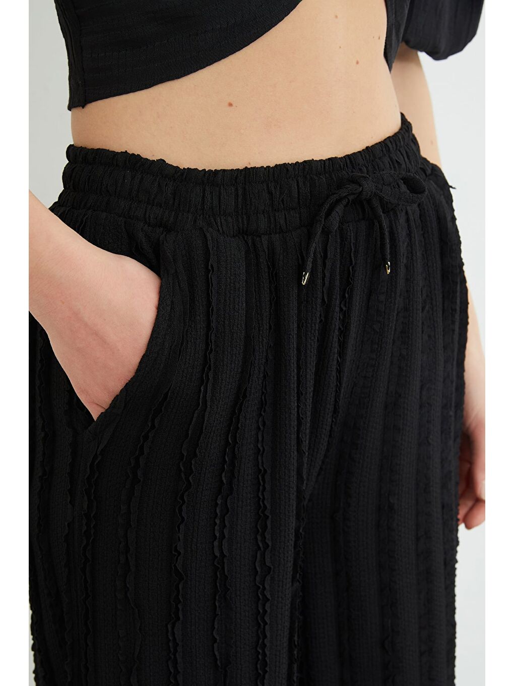 Siyah Beli Lastikli Krep Kumaş Cepli Pantolon-4