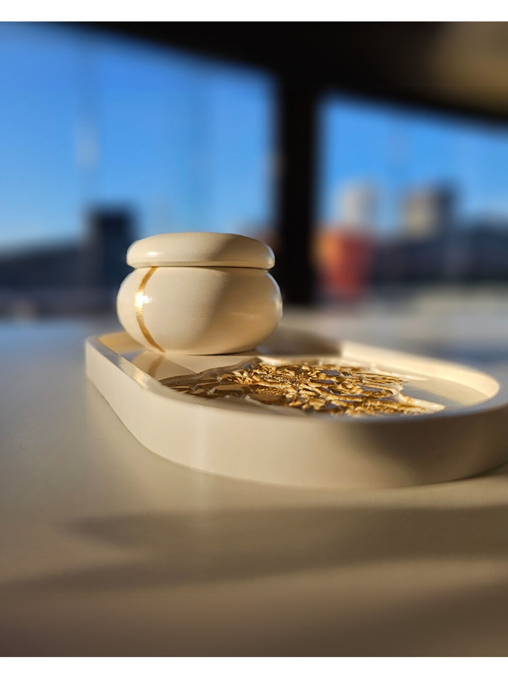 Beyaz Tealight Mumluk & Tepsi Seti | Özel Tasarım | Kabartmalı Desen | 3 Parça | Gold Boyama-1