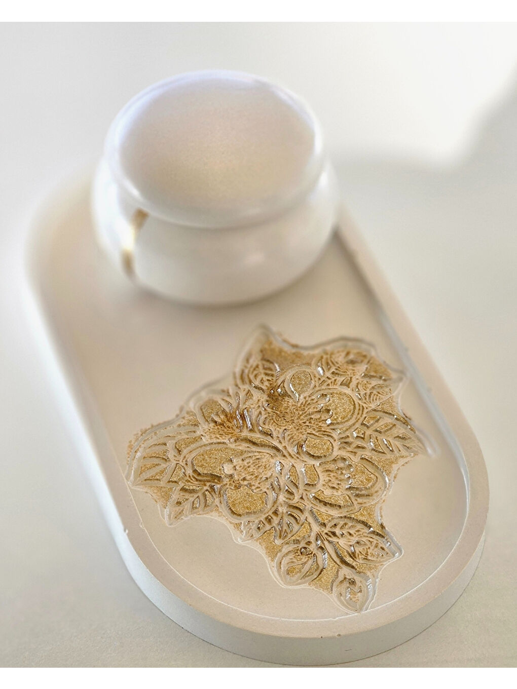 Beyaz Tealight Mumluk & Tepsi Seti | Özel Tasarım | Kabartmalı Desen | 3 Parça | Gold Boyama-4