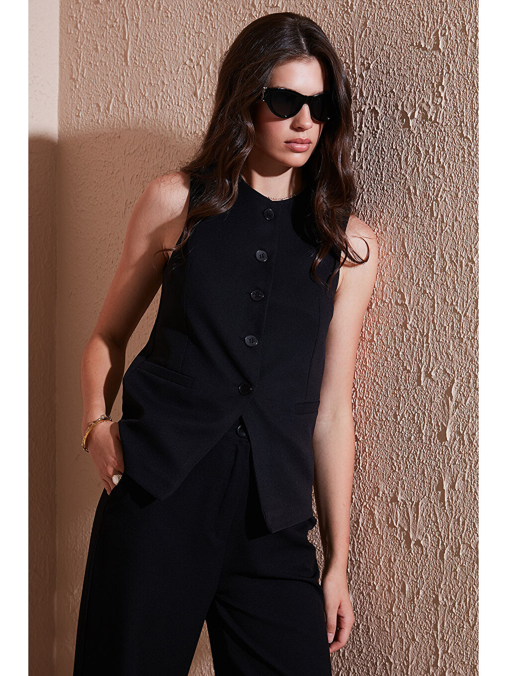 Siyah Regular Fit Bisiklet Yaka Kolsuz Düğmeli Basic Kadın Bluz Yelek 65200004