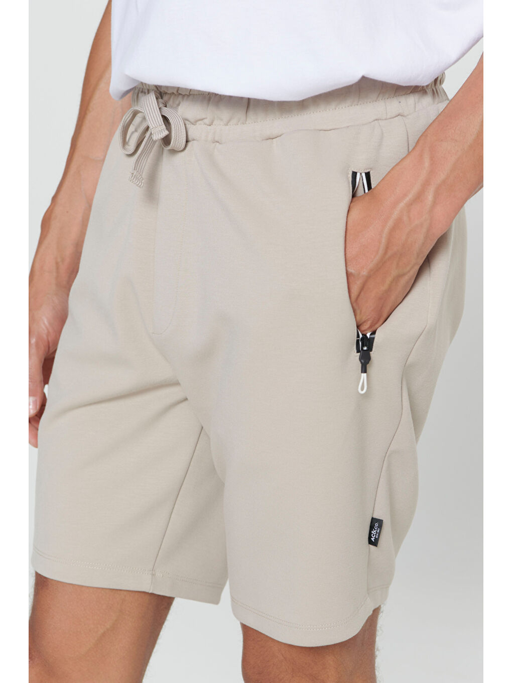 Erkek Bej Standart Fit Normal Kesim Cepli Rahat Şort-3