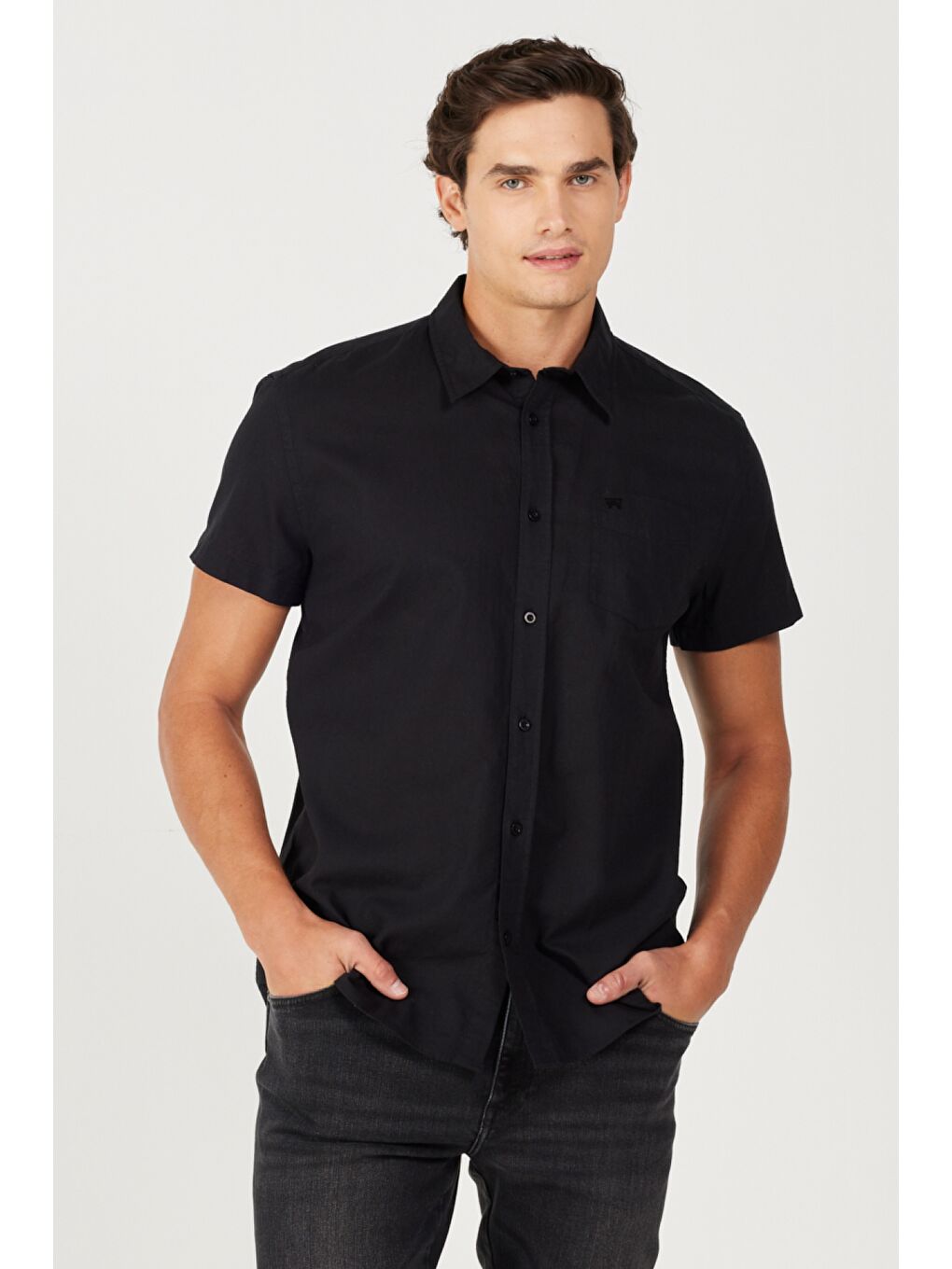 Siyah Regular Fit Normal Kesim Kısa Kollu Düğmeli Yaka Keten Gömlek-1