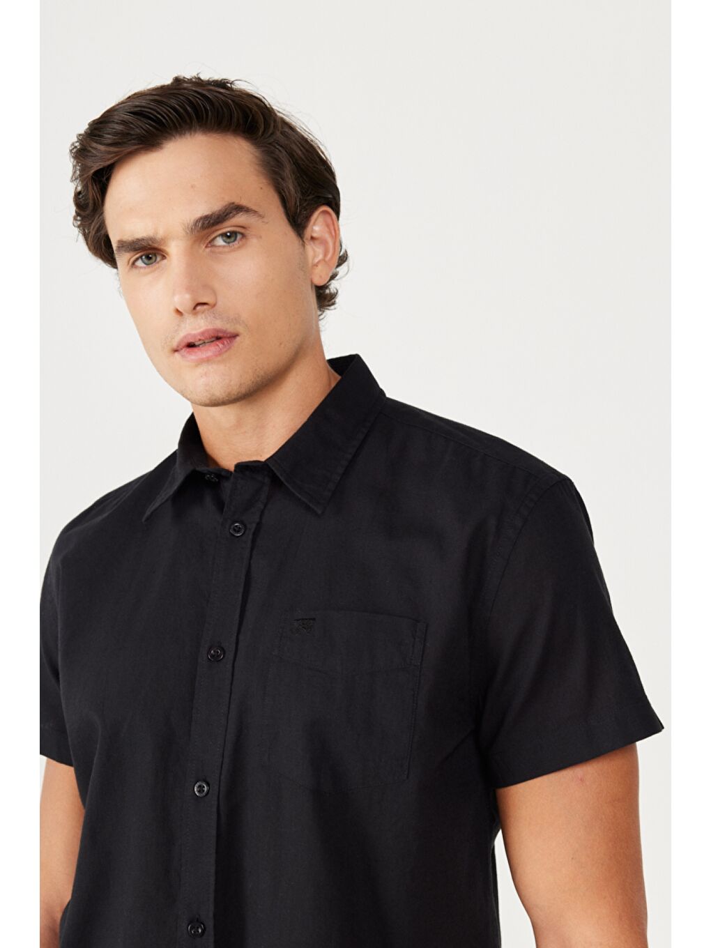 Siyah Regular Fit Normal Kesim Kısa Kollu Düğmeli Yaka Keten Gömlek-3