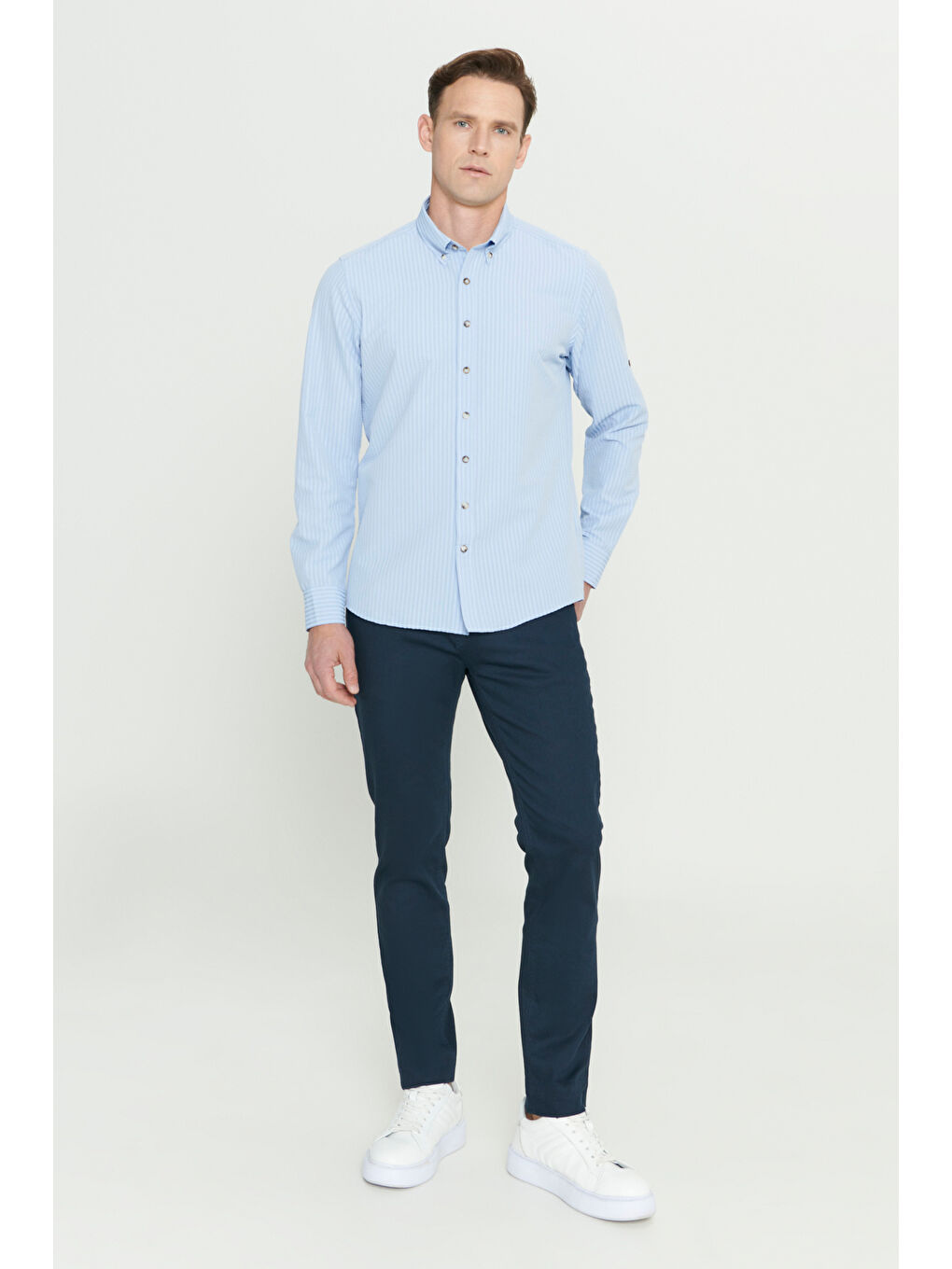 Erkek Lacivert Slim Fit Dar Kesim Gofre Desenli Düğmeli Yaka Hafif Kumaş Gömlek-1