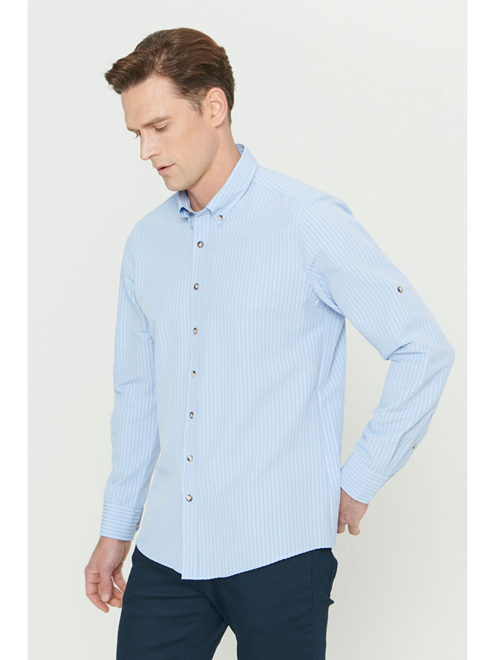 Erkek Lacivert Slim Fit Dar Kesim Gofre Desenli Düğmeli Yaka Hafif Kumaş Gömlek-3