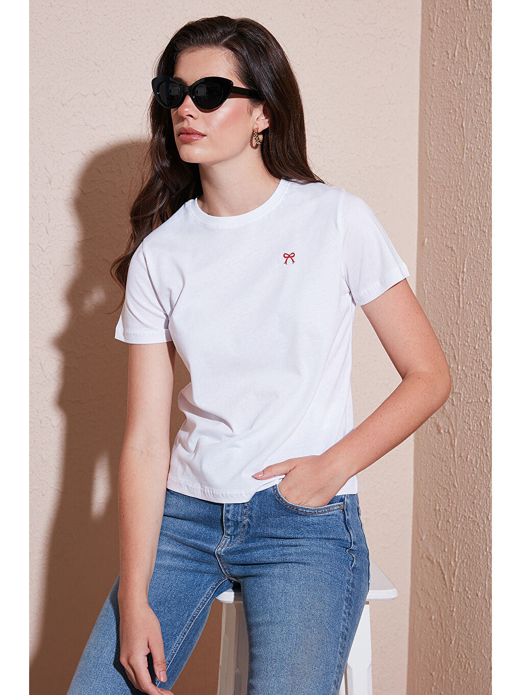 Beyaz Pamuklu Slim Fit Bisiklet Yaka Minimal İşleme Detaylı T Shirt 5866398-1