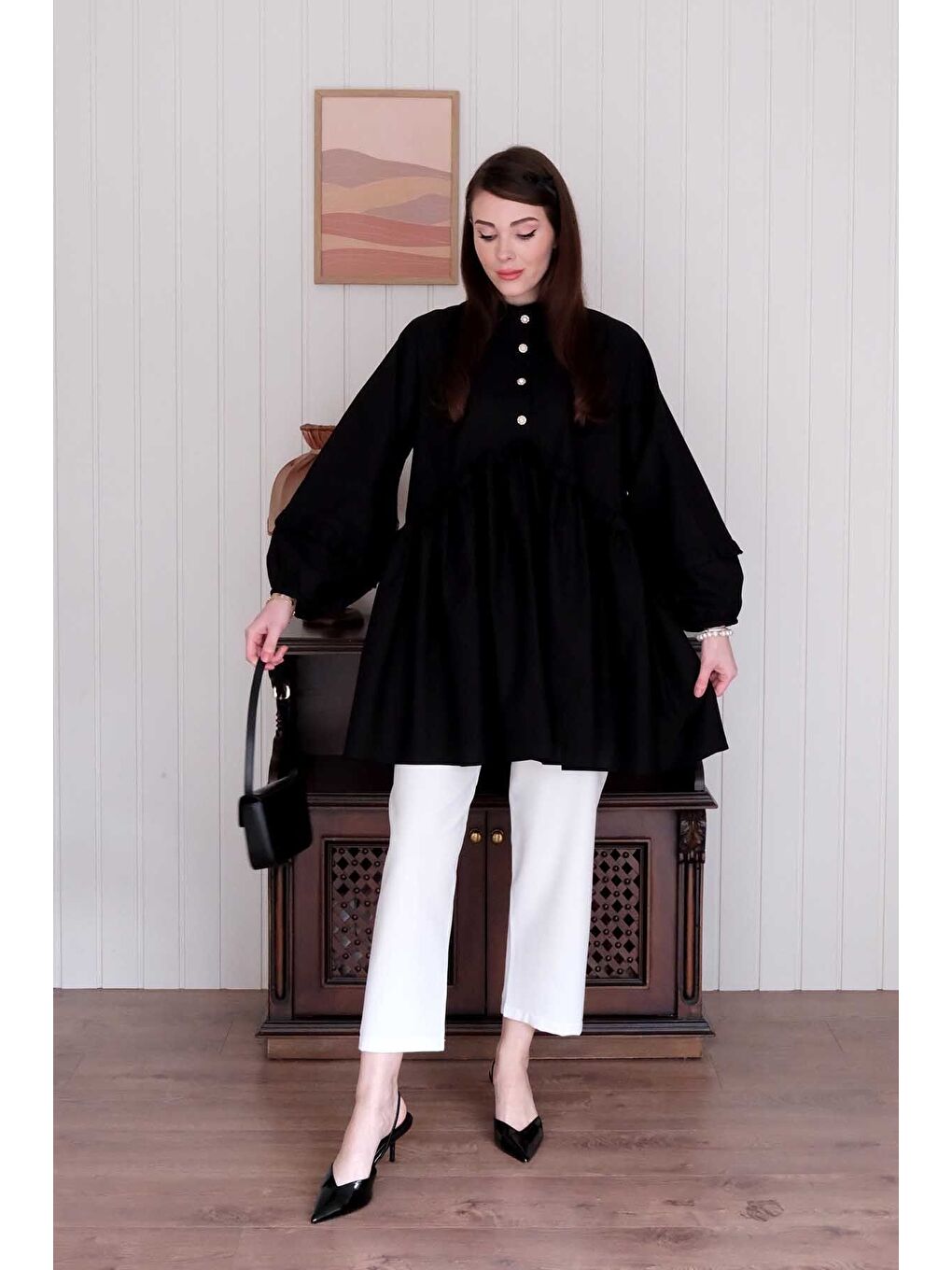 Siyah İnci Detaylı Robalı Tunik Beyaz Boru Paça Pantolon Takım