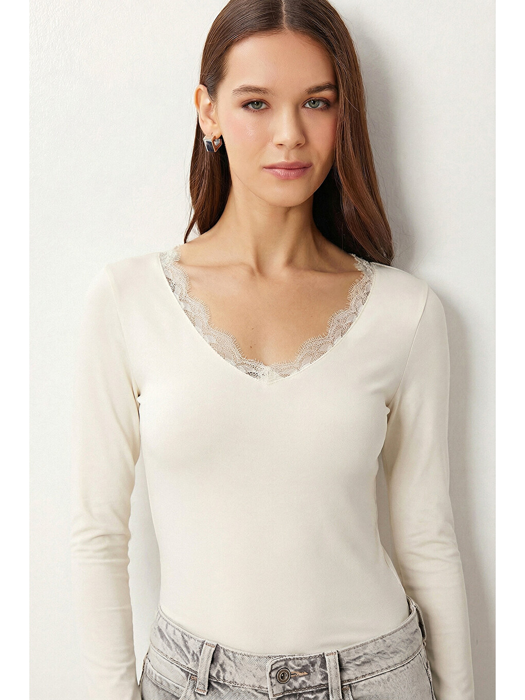 Beyaz Dantelli Örme Bluz KEMİK LDZ0070