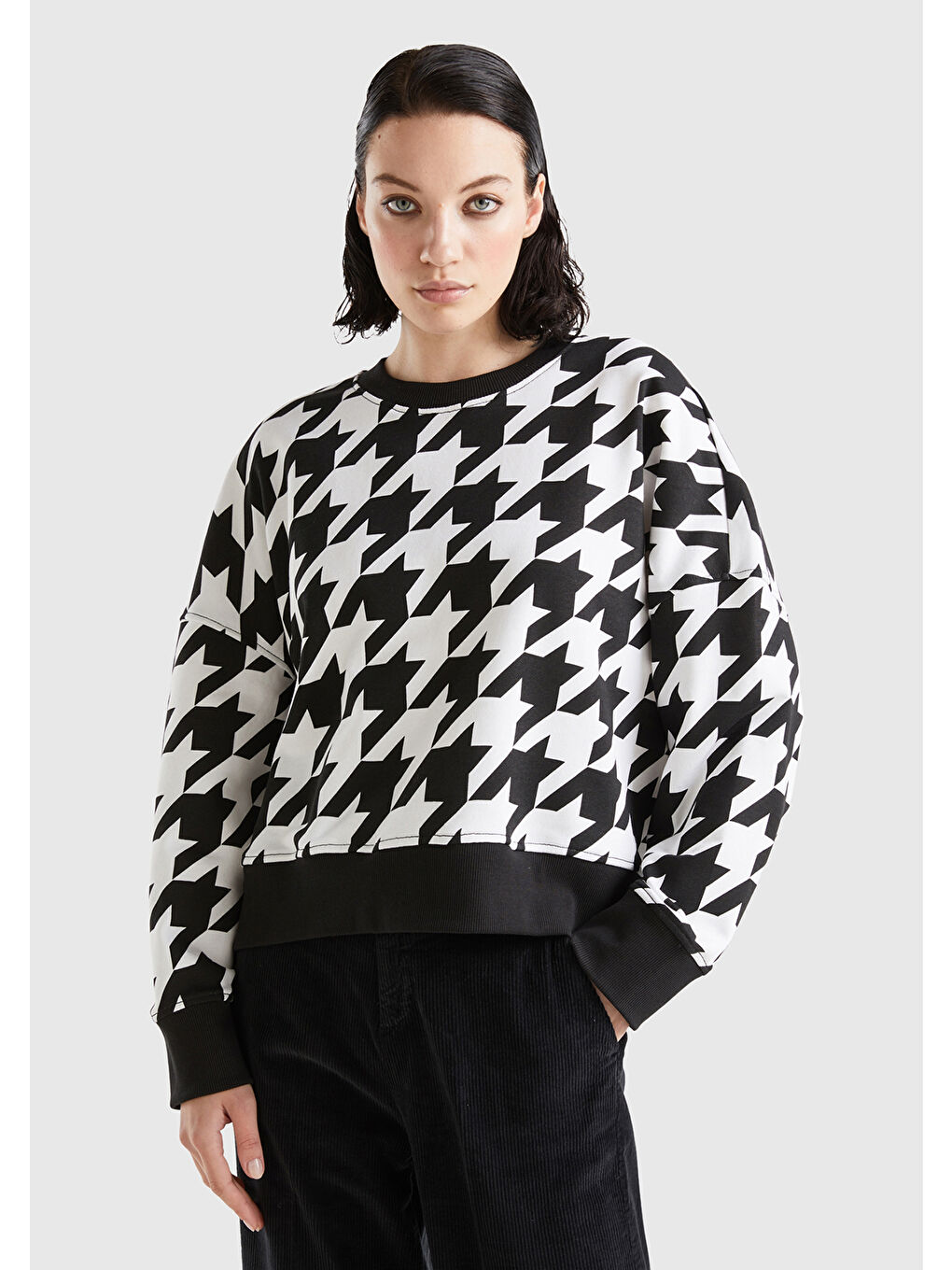 Kadın Siyah-Beyaz Kazayağı Desenli Boxy Fit Sweatshirt