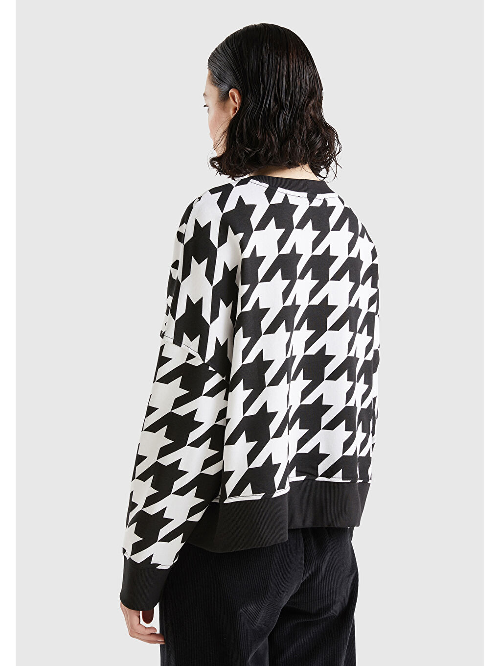 Kadın Siyah-Beyaz Kazayağı Desenli Boxy Fit Sweatshirt-2