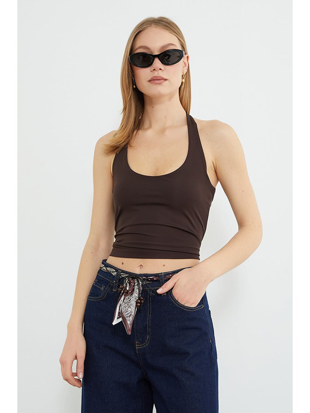 Kahverengi Boyundan Geçirmeli Bluz