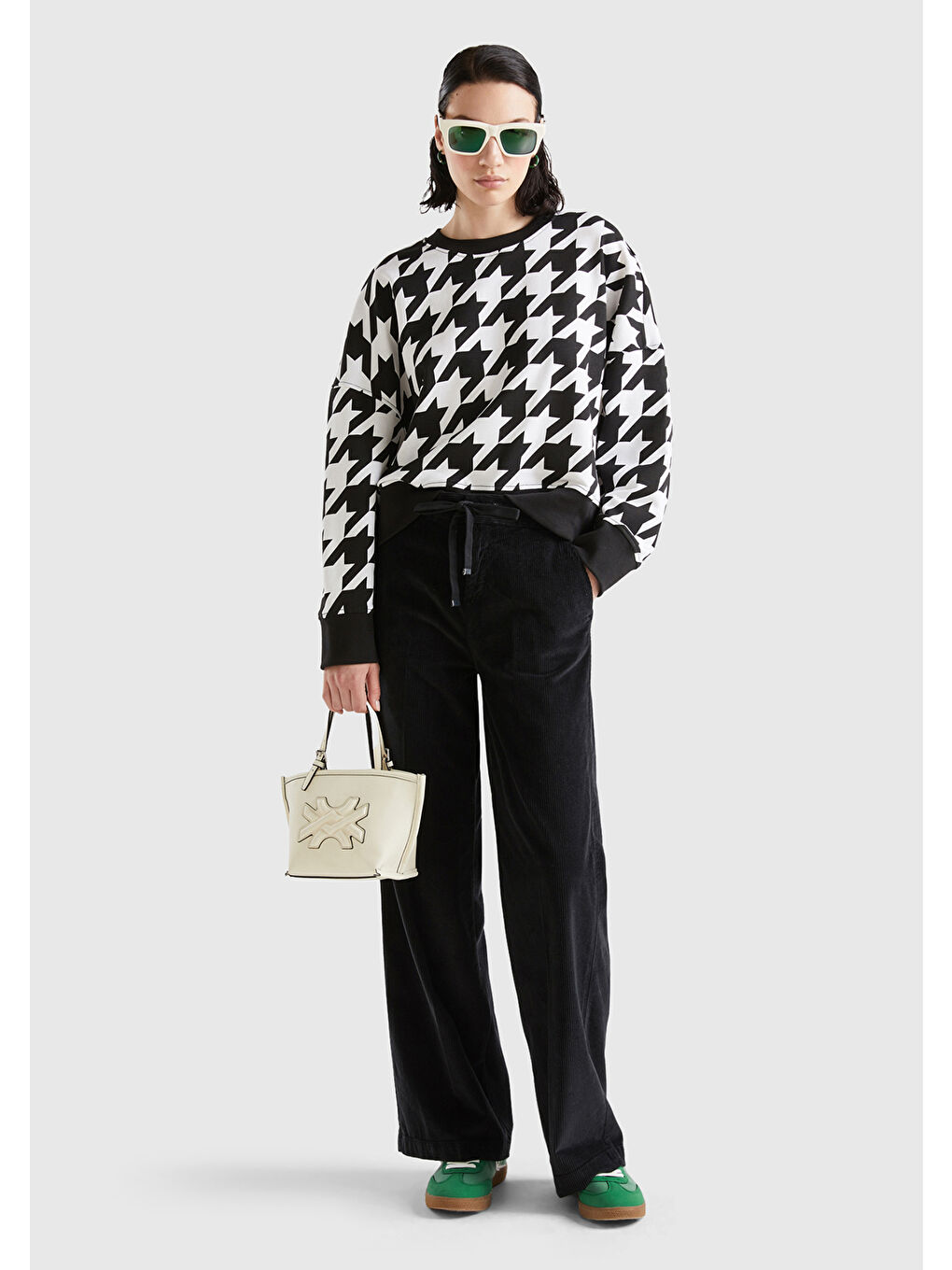 Kadın Siyah-Beyaz Kazayağı Desenli Boxy Fit Sweatshirt-4