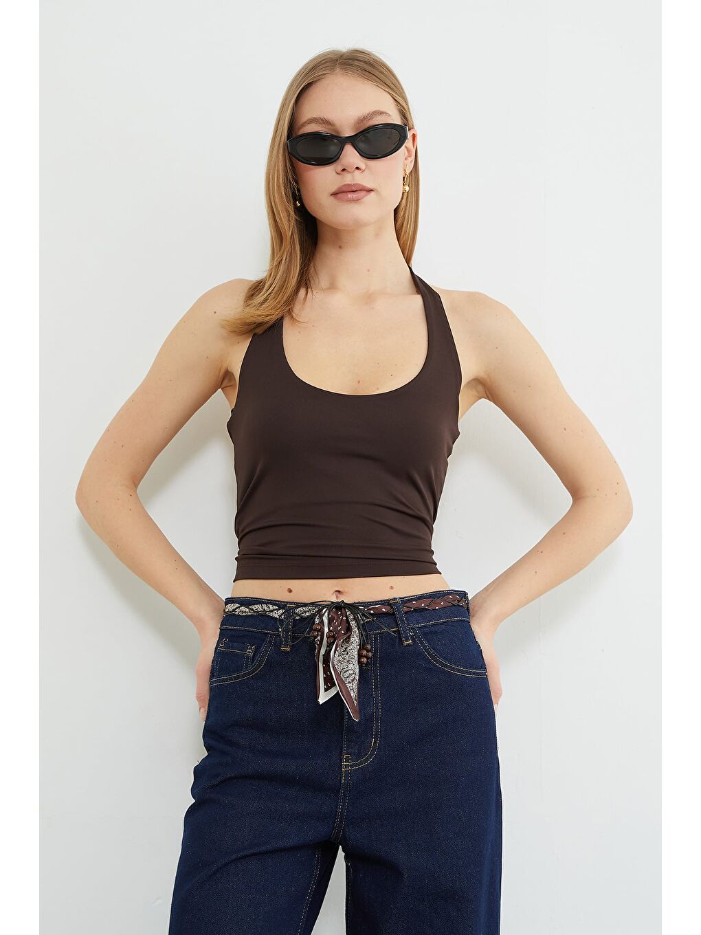 Kahverengi Boyundan Geçirmeli Bluz-1