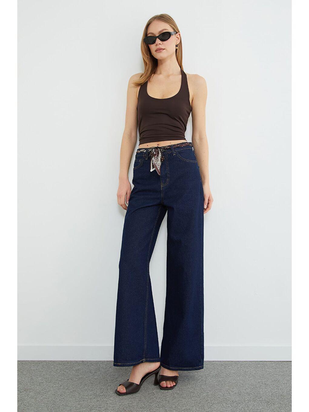 Kahverengi Boyundan Geçirmeli Bluz-2