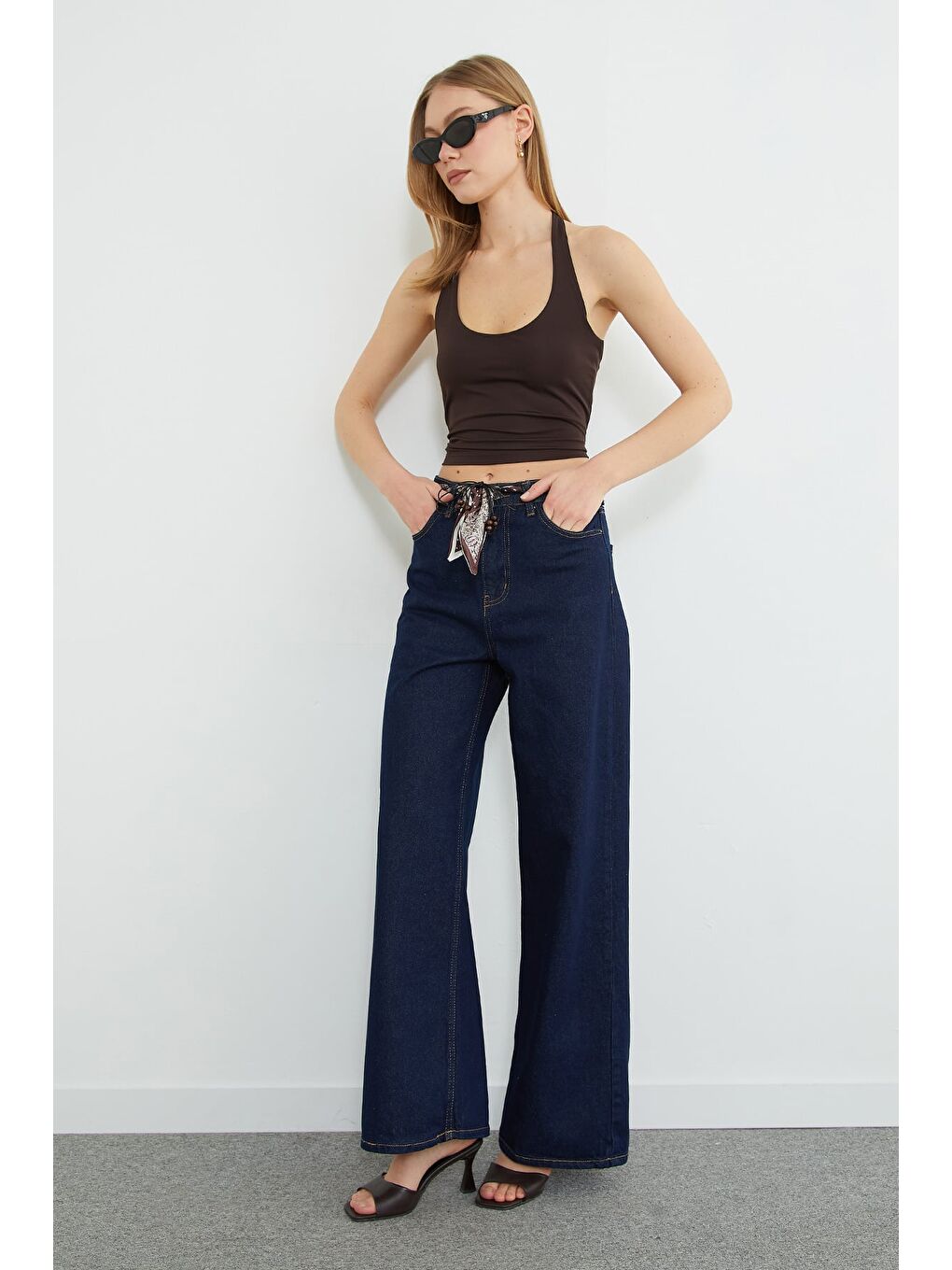 Kahverengi Boyundan Geçirmeli Bluz-3