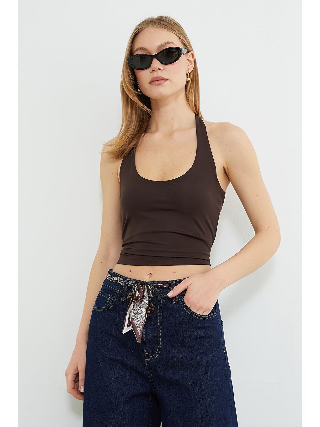 Kahverengi Boyundan Geçirmeli Bluz-4