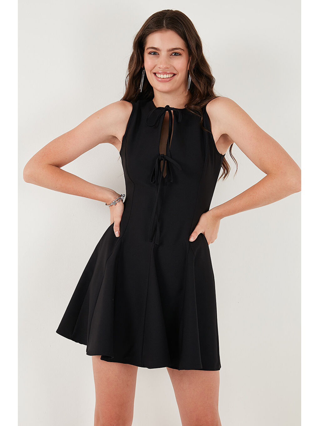 Siyah Regular Fit Kloş Etekli Bağlama Detaylı Kolsuz Kadın Mini Elbise 6525592-2