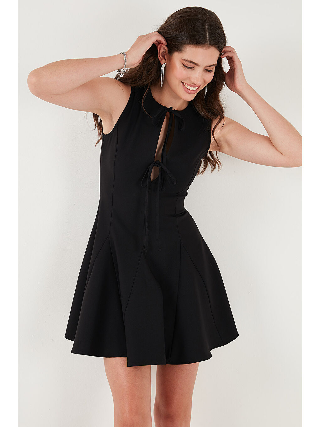 Siyah Regular Fit Kloş Etekli Bağlama Detaylı Kolsuz Kadın Mini Elbise 6525592-4