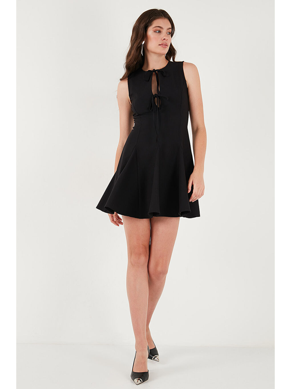 Siyah Regular Fit Kloş Etekli Bağlama Detaylı Kolsuz Kadın Mini Elbise 6525592-5