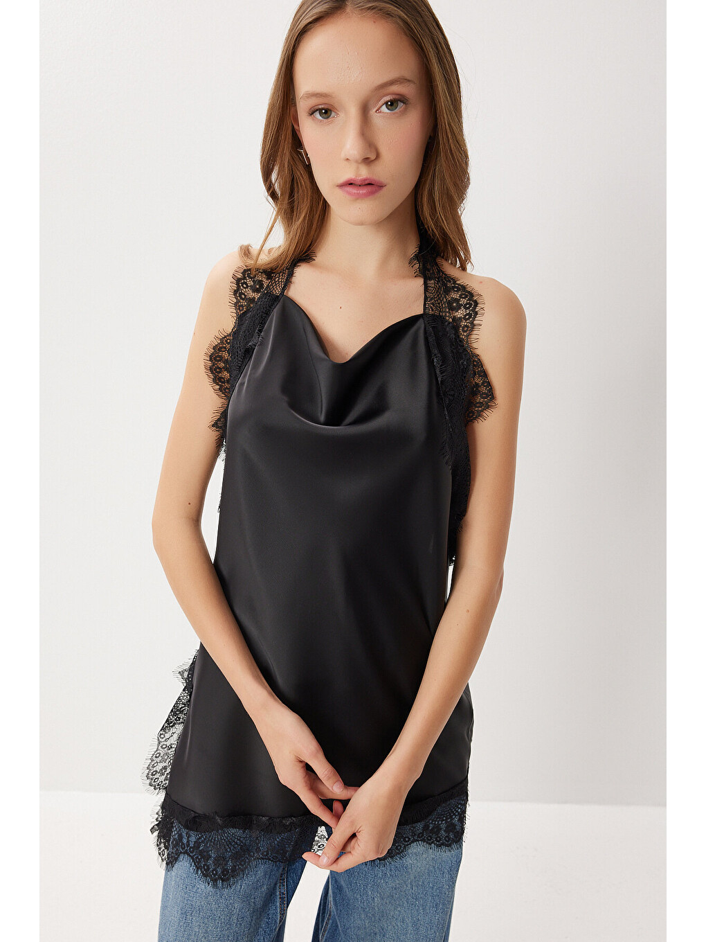 Siyah Halter Yaka Saten Yüzeyli Dantel Bluz SİYAH LXA0004-1