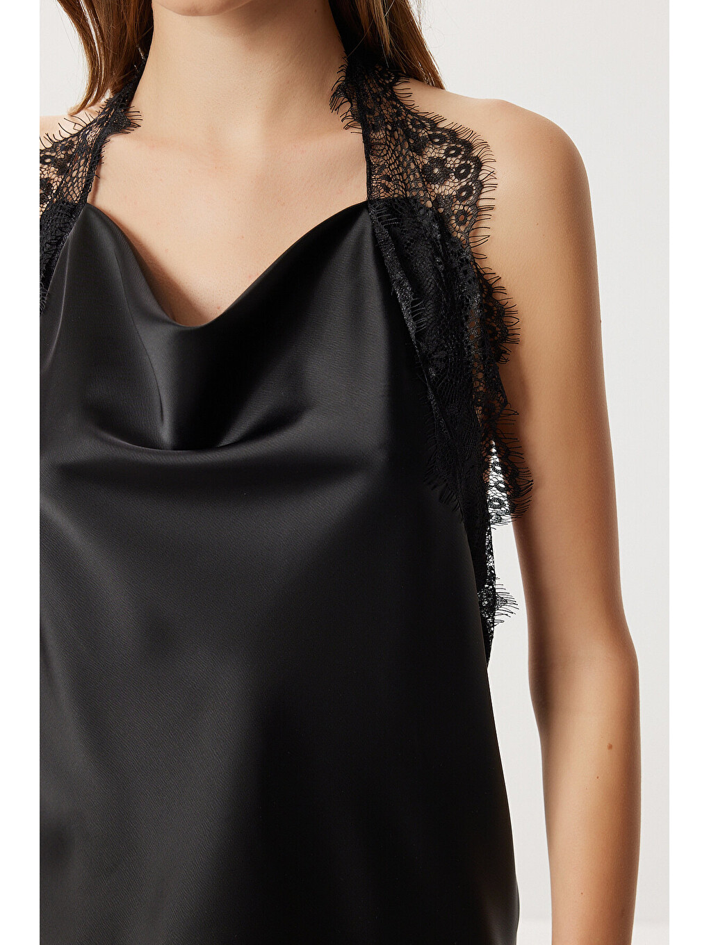 Siyah Halter Yaka Saten Yüzeyli Dantel Bluz SİYAH LXA0004-4