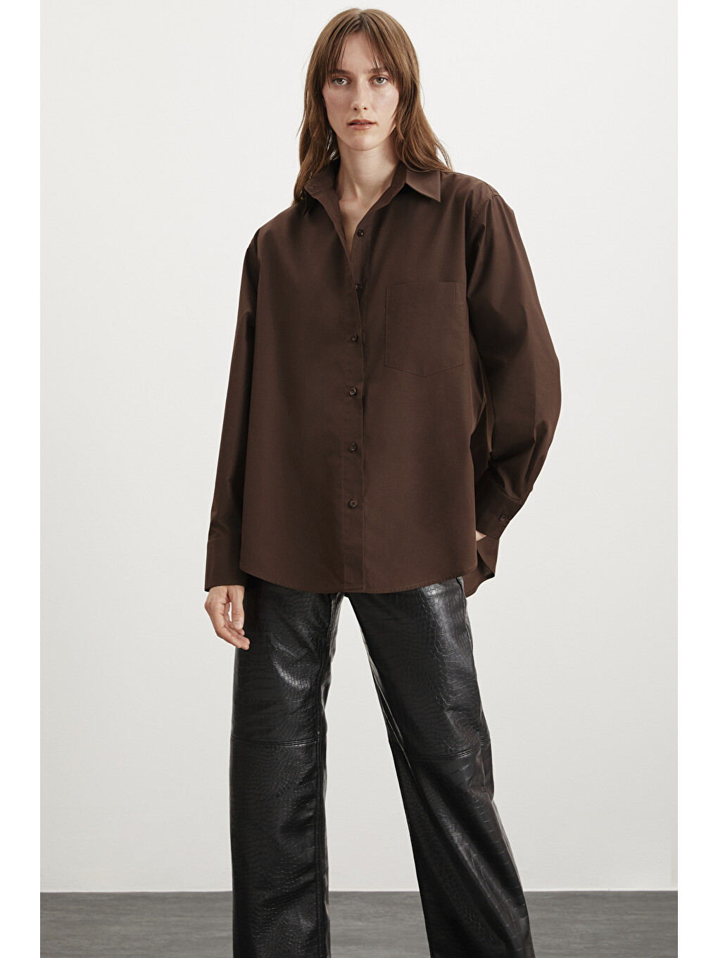 Celıa Kadın %100 Organik Pamuklu Oversize Fit Bol Kesim Tek Cepli Dokuma Kahverengi Gömlek