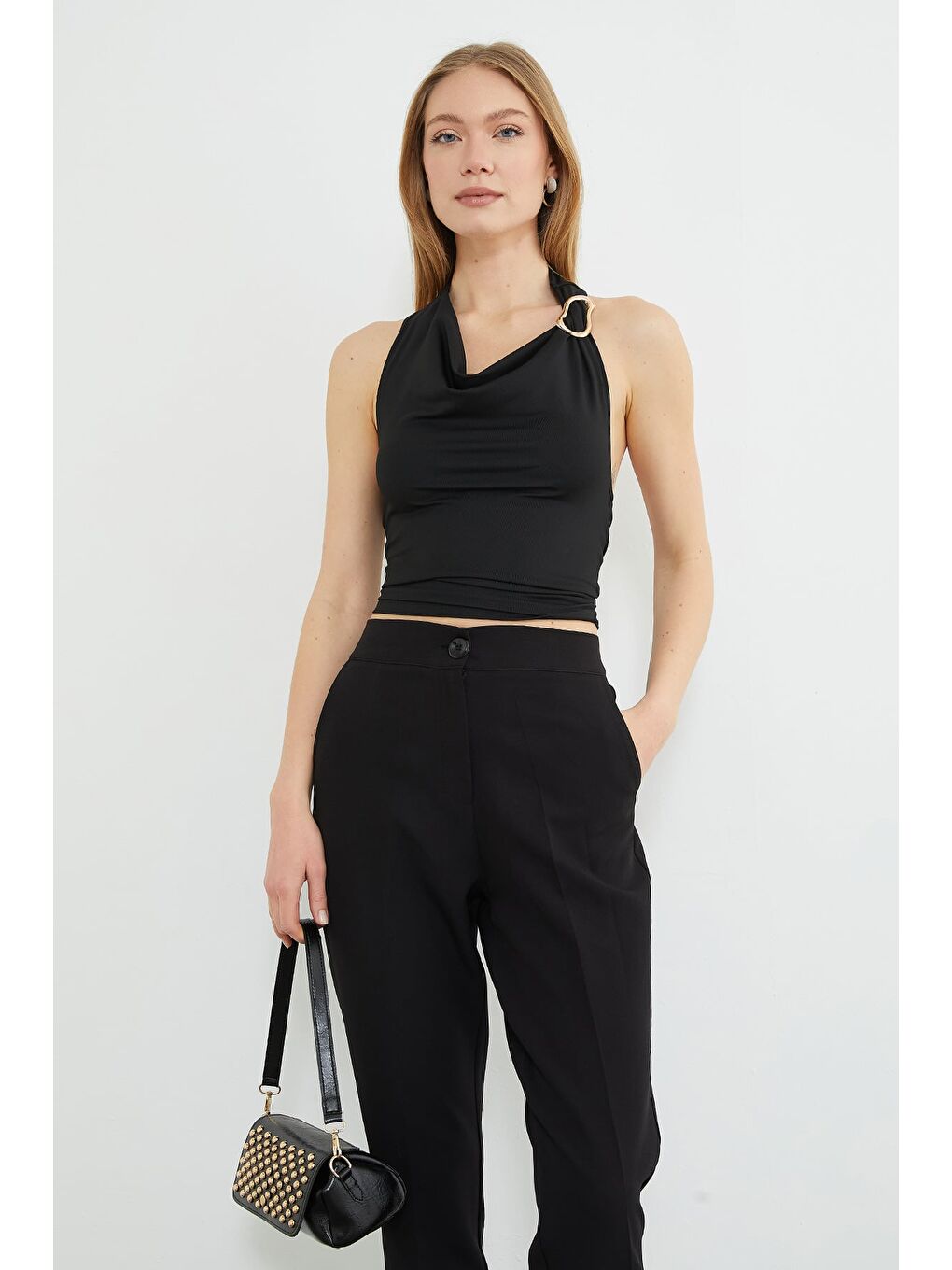 Siyah Boyundan Geçmeli Tokalı Bluz