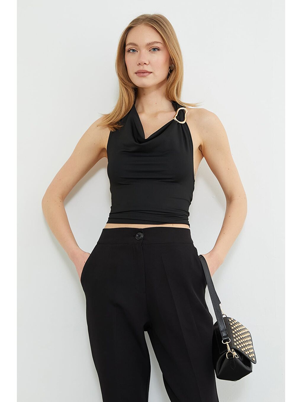 Siyah Boyundan Geçmeli Tokalı Bluz-1