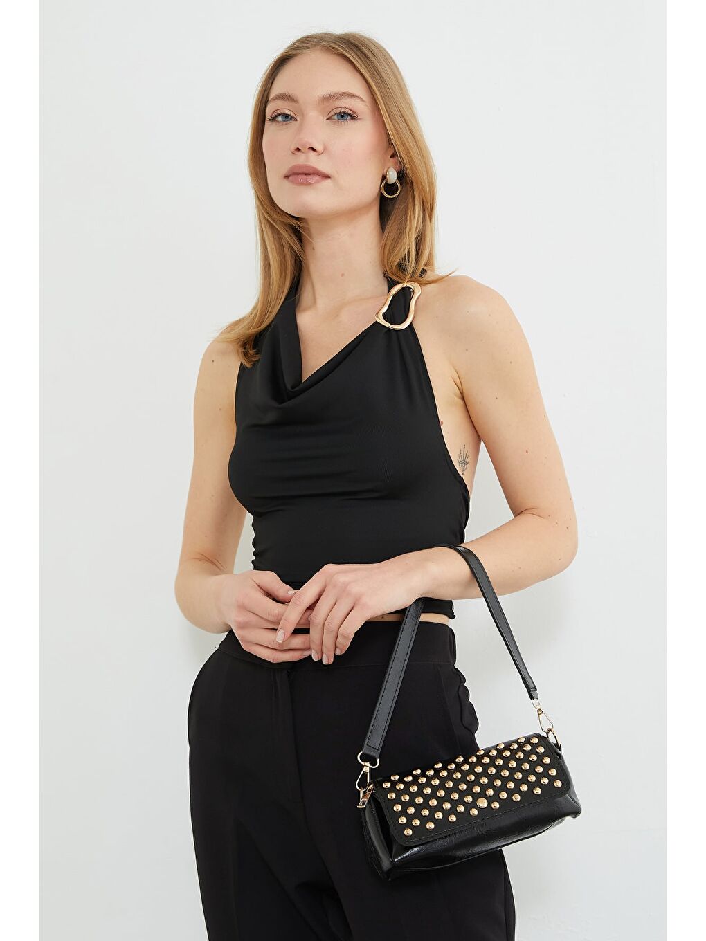 Siyah Boyundan Geçmeli Tokalı Bluz-2