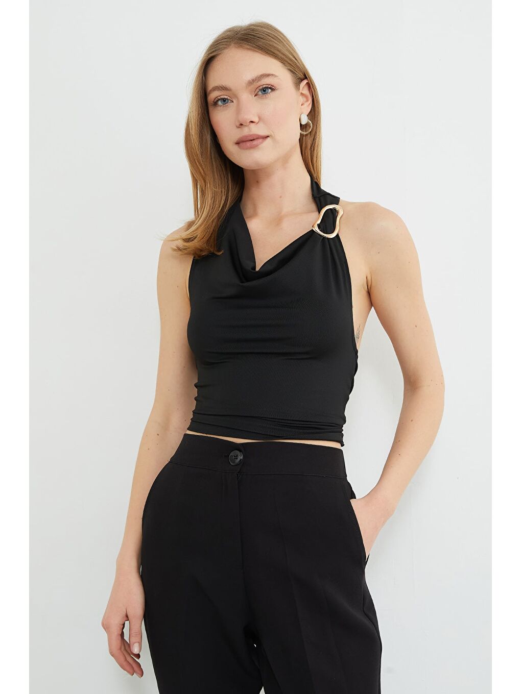 Siyah Boyundan Geçmeli Tokalı Bluz-3