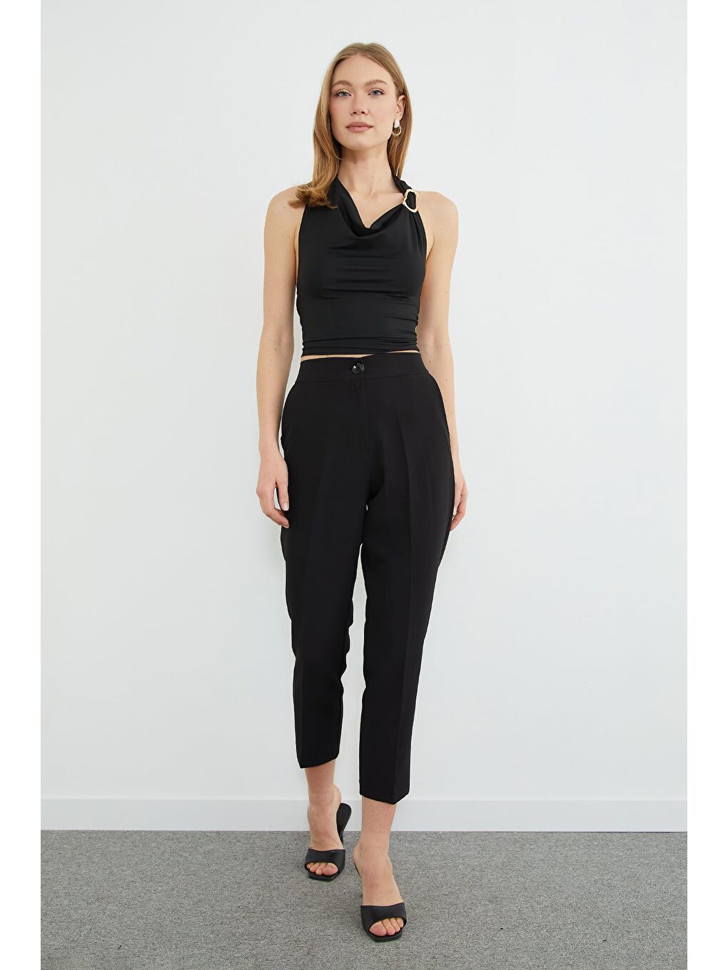 Siyah Boyundan Geçmeli Tokalı Bluz-4