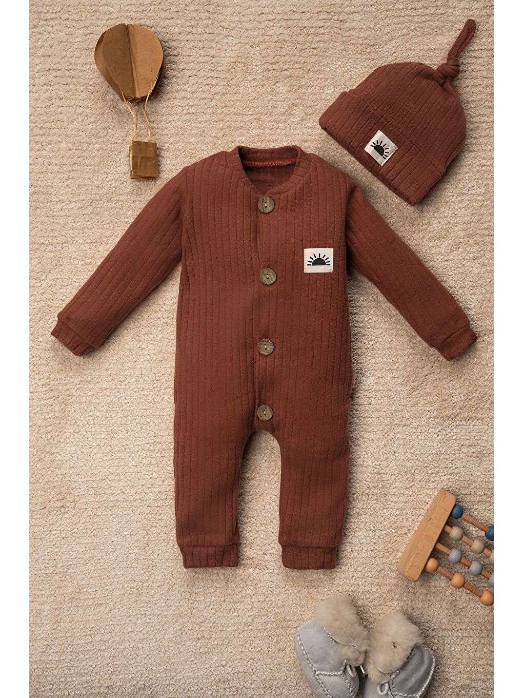 Kahverengi Bereli Güneş Armalı Düz Renk Tulum Bebek Takımı