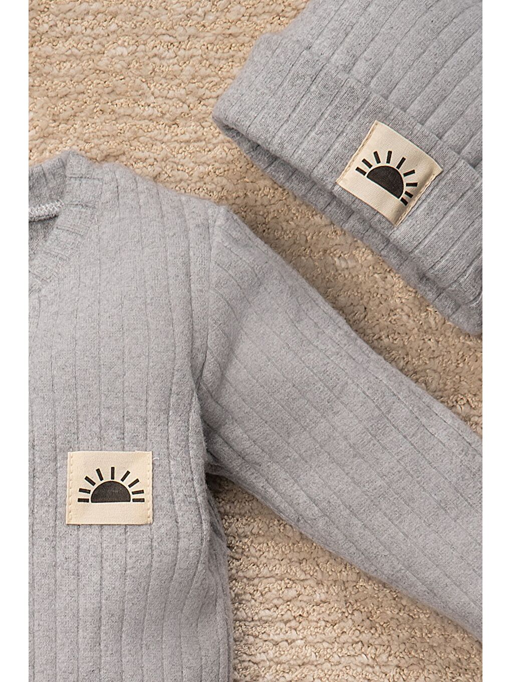 Gri Bereli Güneş Armalı Düz Renk Tulum Bebek Takımı-1